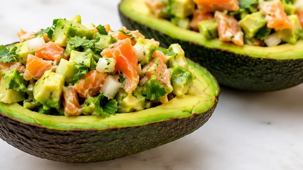 Aguacates Rellenos de Salmón: ¡Deliciosos! Aguacates rellenos: prepara esta receta saludable y fácil con salmón ahumado. Disfruta de una opción nutritiva y deli