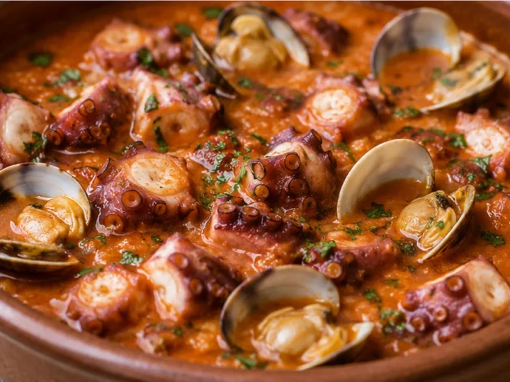 Cazuela de Pulpo y Almejas: Mar y Tierra