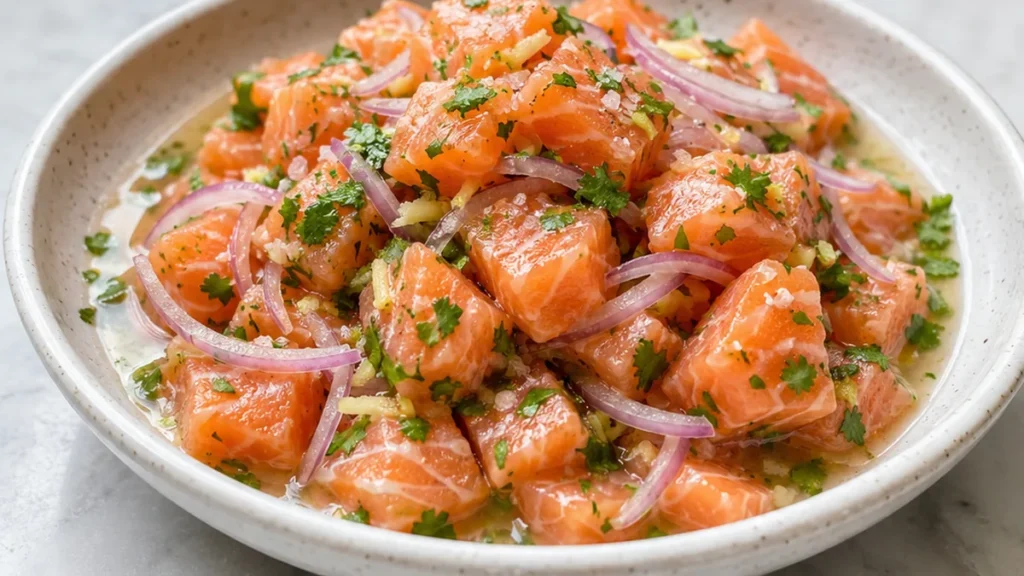 Salmón Fresco: Ceviche Vibrante y Fácil - ceviche salmón - Ceviche salmón: prepara esta receta fresca y saludable en minutos. Saborea un plato ligero, lleno de