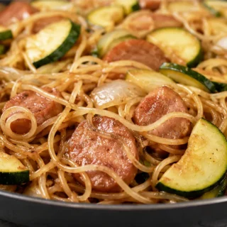 Fideos de Arroz con Salchichas y Verduras - fideos arroz