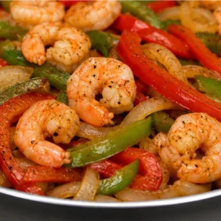 ¡Gambas Salteadas con Verduras en Minutos! ️ - Gambas salteadas: prepara este plato esencial con verduras frescas en minutos. Sabor increíble, perfecto para una