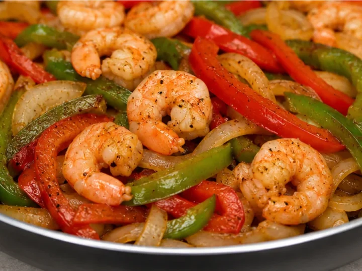 ¡Gambas Salteadas con Verduras en Minutos!