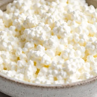 Queso Cottage Casero: Fácil y Delicioso - Queso cottage: prepara tu propio queso fresco y cremoso en casa con esta receta sencilla. Saborea un producto natural,
