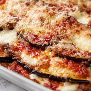Parmigiana de Berenjena: Receta Napolitana - berenjena parmigiana - Berenjena Parmigiana: prepara esta tradicional receta napolitana con capas de berenjena, sal