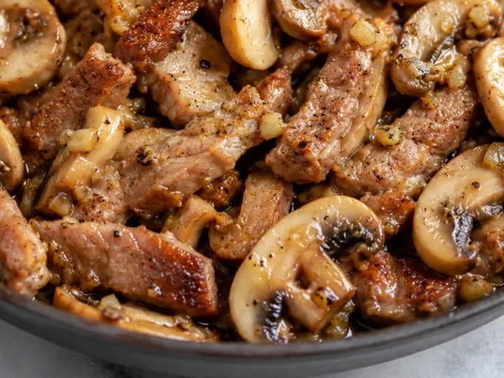 Champiñones al Ajillo con Cerdo: Sabor Intenso