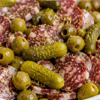 Ensalada de Fuet y Encurtidos Fácil - ensalada fuet - Ensalada fuet: prepara este picoteo increíblemente fácil y rápido. Combina sabores intensos del fuet y los