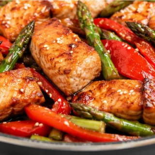 Salmón Salteado con Verduras: ¡Fácil y Rápido! Salmón salteado: prepara esta increíble receta saludable y fácil en minutos. Saborea un plato lleno de sabor y nu