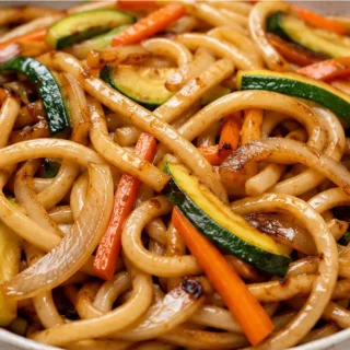 Yaki Udon con Vegetales: ¡Sabor umami! Yaki udon: prepara esta receta saludable de fideos con vegetales. Una opción rápida y deliciosa para una cena llena de sa