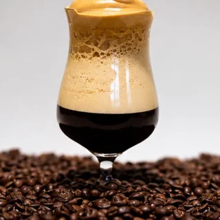 Café Frappé Helado: ¡Tu Refresco Cremoso! Café frappé: prepara esta bebida helada y espumosa en minutos. Disfruta de un café refrescante, perfecto para el calor