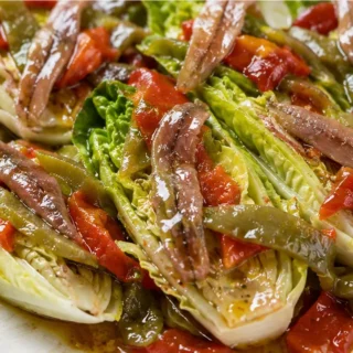 Cogollos con Anchoas y Vinagreta de Pimientos - cogollos anchoas - Cogollos anchoas: prepara esta fresca ensalada mediterránea con una vibrante vinagreta de pim