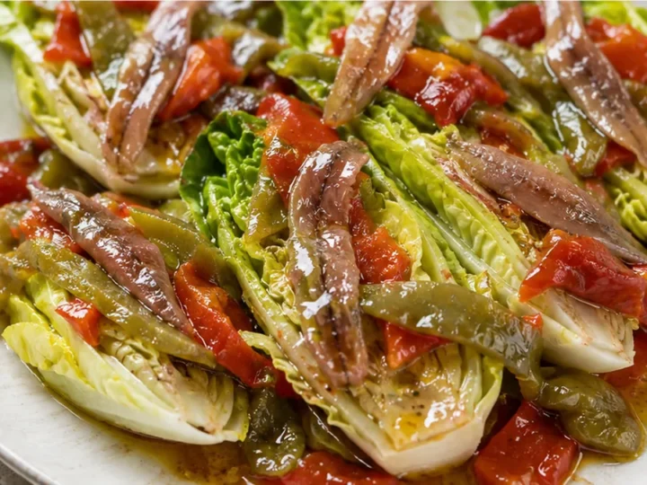 Cogollos con Anchoas y Vinagreta de Pimientos