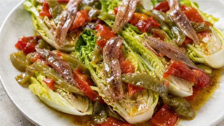 Cogollos con Anchoas y Vinagreta de Pimientos