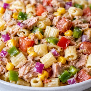Ensalada de Atún Fresca y Deliciosa - ensalada atún - Ensalada atún: prepara esta receta saludable y fácil con pasta, maíz, tomate y cebolla morada. Ideal para