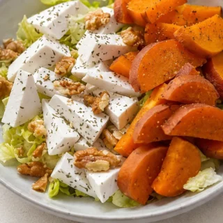 Ensalada de Boniato y Feta: ¡Deliciosa y Fácil! - ensalada boniato - Ensalada boniato: Prepara esta ensalada saludable y sabrosa con boniato asado y queso feta.
