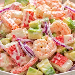 Ensalada de Cangrejo Fresca y Rápida - ensalada cangrejo - Ensalada cangrejo: prepara esta receta casera y fresca con gambas y aguacate en minutos. Perfecta par