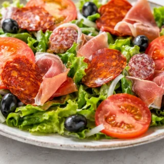 Ensalada Catalana Fresca y Vibrante - Ensalada Catalana: prepara esta receta tradicional con lechuga, tomate, cebolla y una selección de embutidos españoles. Id