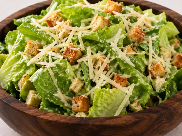 Ensalada César Cremosa con Anchoas y Aderezo Secreto
