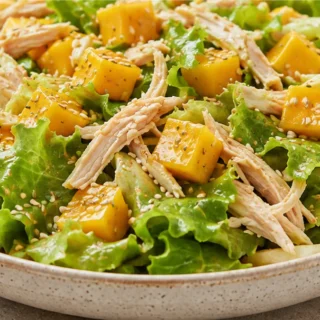 Ensalada de Pollo y Mango: ¡Frescura que Enamora! - ensalada pollo - Ensalada Pollo y Mango: prepara esta receta vibrante y saludable. Descubre una mezcla perfe