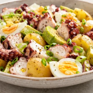 Ensalada de Pulpo Fresca y Deliciosa - ensalada pulpo - Ensalada pulpo: saborea esta receta sana y vibrante, perfecta para cualquier ocasión. Combina patata, ag