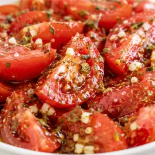 Ensalada de Tomate Fresca y Fácil - ensalada tomate - Ensalada tomate: prepara esta receta sencilla y refrescante en minutos. Ideal para acompañar tus comidas,