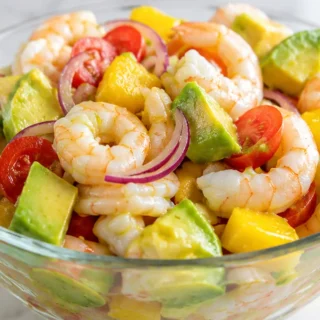 Ensalada Tropical: Langostinos y Mango - Ensalada tropical: prepara esta receta vibrante y refrescante con langostinos, aguacate y mango. Perfecta para un almue