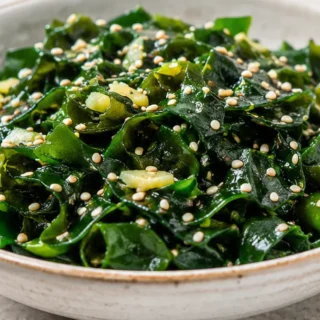 Ensalada Wakame Casera: Sabor Asiático en Minutos - Ensalada wakame: prepara esta receta sencilla y refrescante en casa. Disfruta el auténtico sabor de tus rest