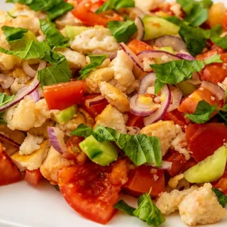 Panzanella Fresca: Sabor de Italia en Tu Mesa - Panzanella: saborea esta ensalada tradicional toscana, perfecta para el verano. Aprovecha el pan duro y los toma