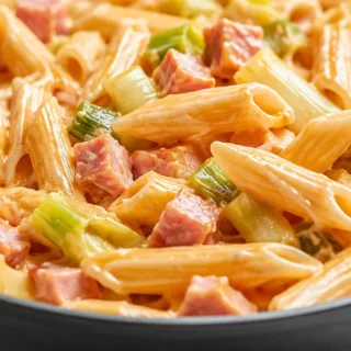Pasta Cremosa con Puerros y Jamón - pasta puerros - Pasta puerros: prepara esta deliciosa y cremosa pasta con jamón york en solo 15 minutos. Ideal para una cena
