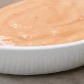 Salsa Rosa Perfecta: ¡El Secreto de Tus Aperitivos! Salsa Rosa: Prepara la receta casera perfecta en 10 minutos. Acompaña tus aperitivos favoritos con esta deli