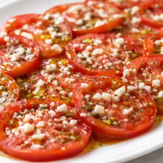 Tomates Aliñados: Sabor Andaluz en Cada Bocado