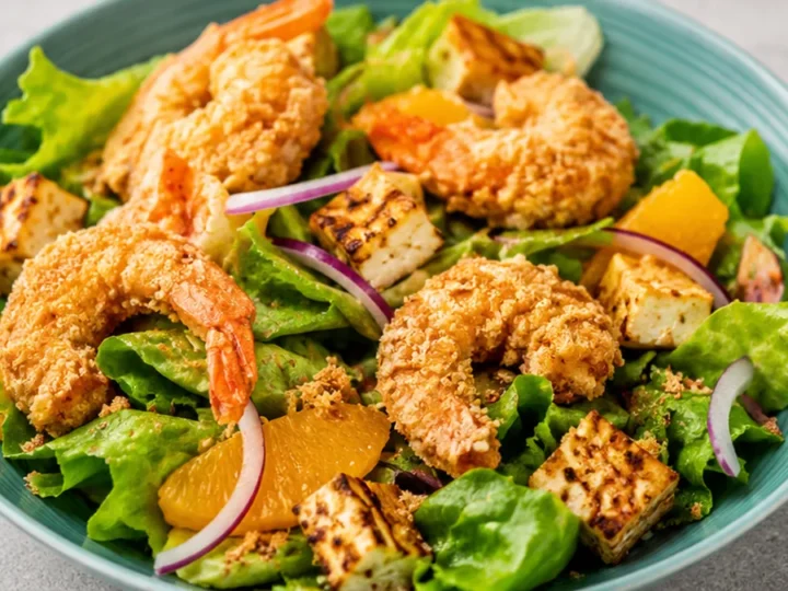 Ensalada de Camarones Crujientes con Queso