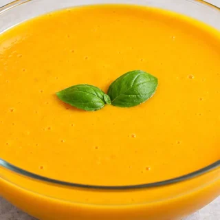 Crema de Calabaza Refrescante y Deliciosa - Crema calabaza: prepara esta receta fría y saludable, perfecta para los días calurosos. Disfruta de una entrada lige