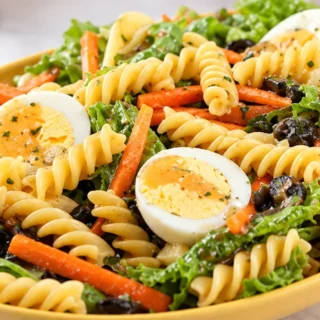 Ensalada de Pasta con Huevo Fácil y Rápida - Ensalada de pasta: prepara esta receta con huevo y vegetales frescos. Un plato ligero y nutritivo, ideal para tus c