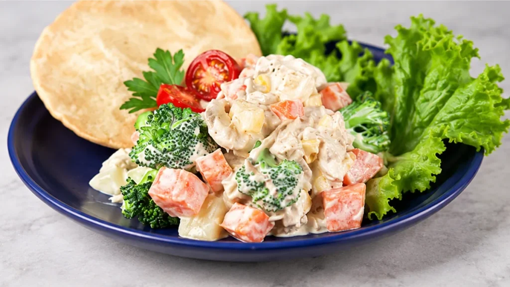 Ensalada de Pollo y Verduras Fresca y Deliciosa - ensalada de pollo con papa cubos