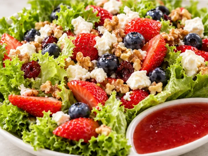 Ensalada Fresca con Queso de Cabra y Frutos Rojos