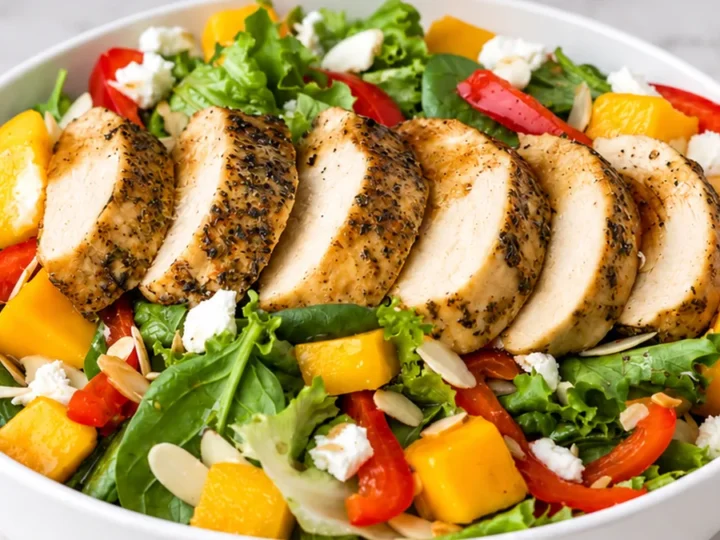 Ensalada Tropical: Pollo, Mango y Queso de Cabra